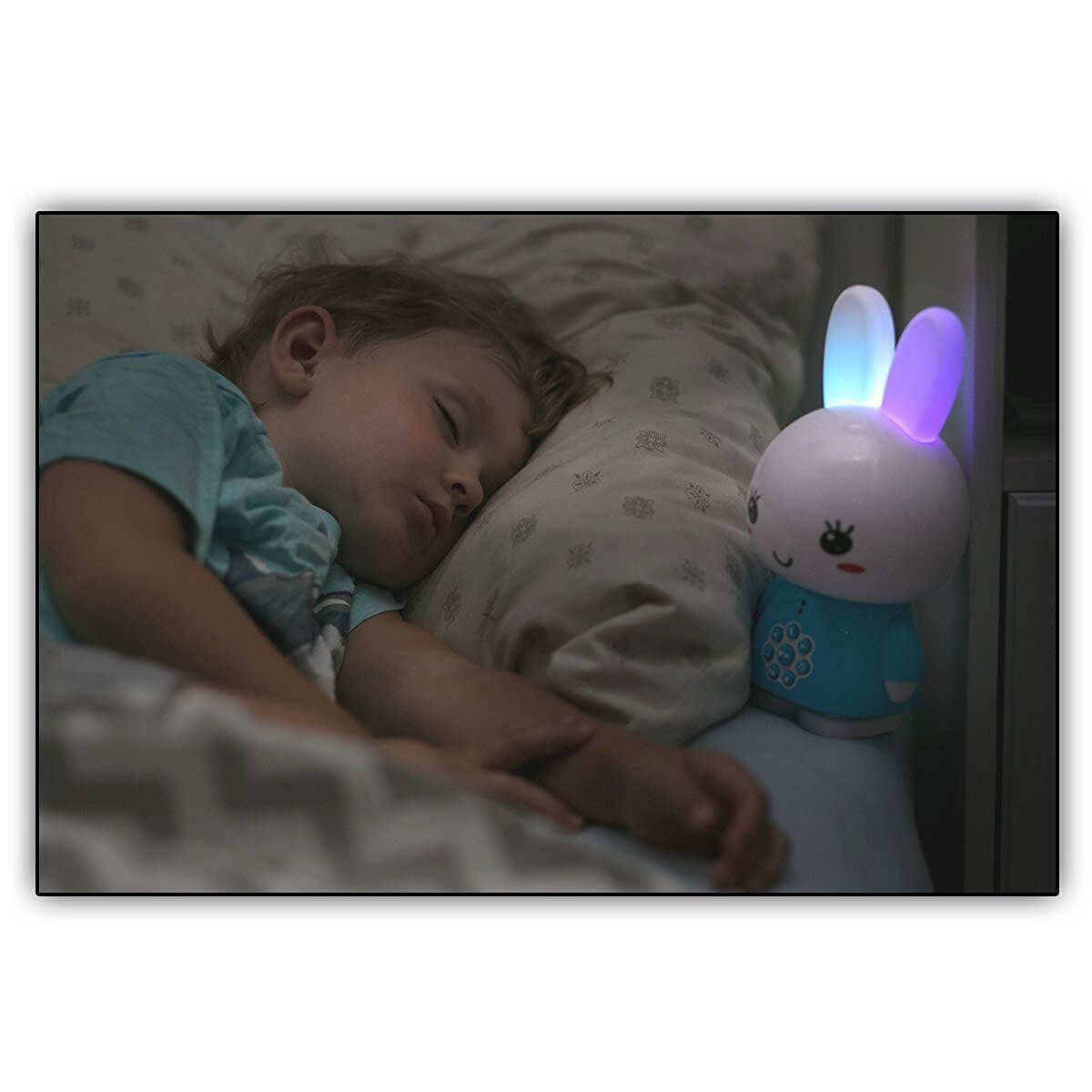 Leuchtender Honey Bunny neben schlafendem Kind