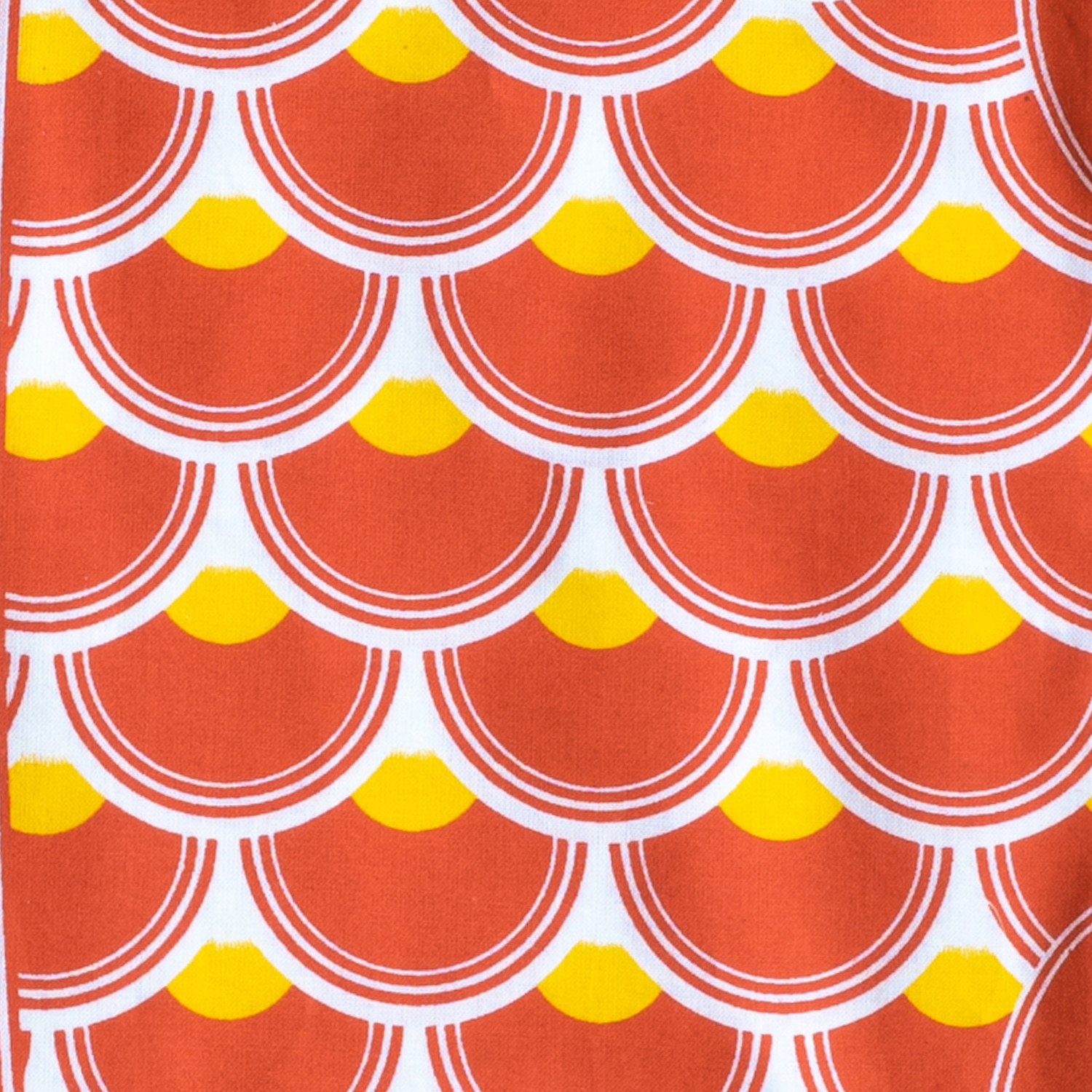 Muster von roten Halbkreisen mit gelb