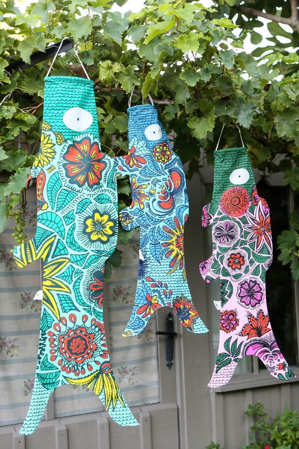 Koi Windsack mit Blüten in verschiedenen Größen und Farben hängen draußen