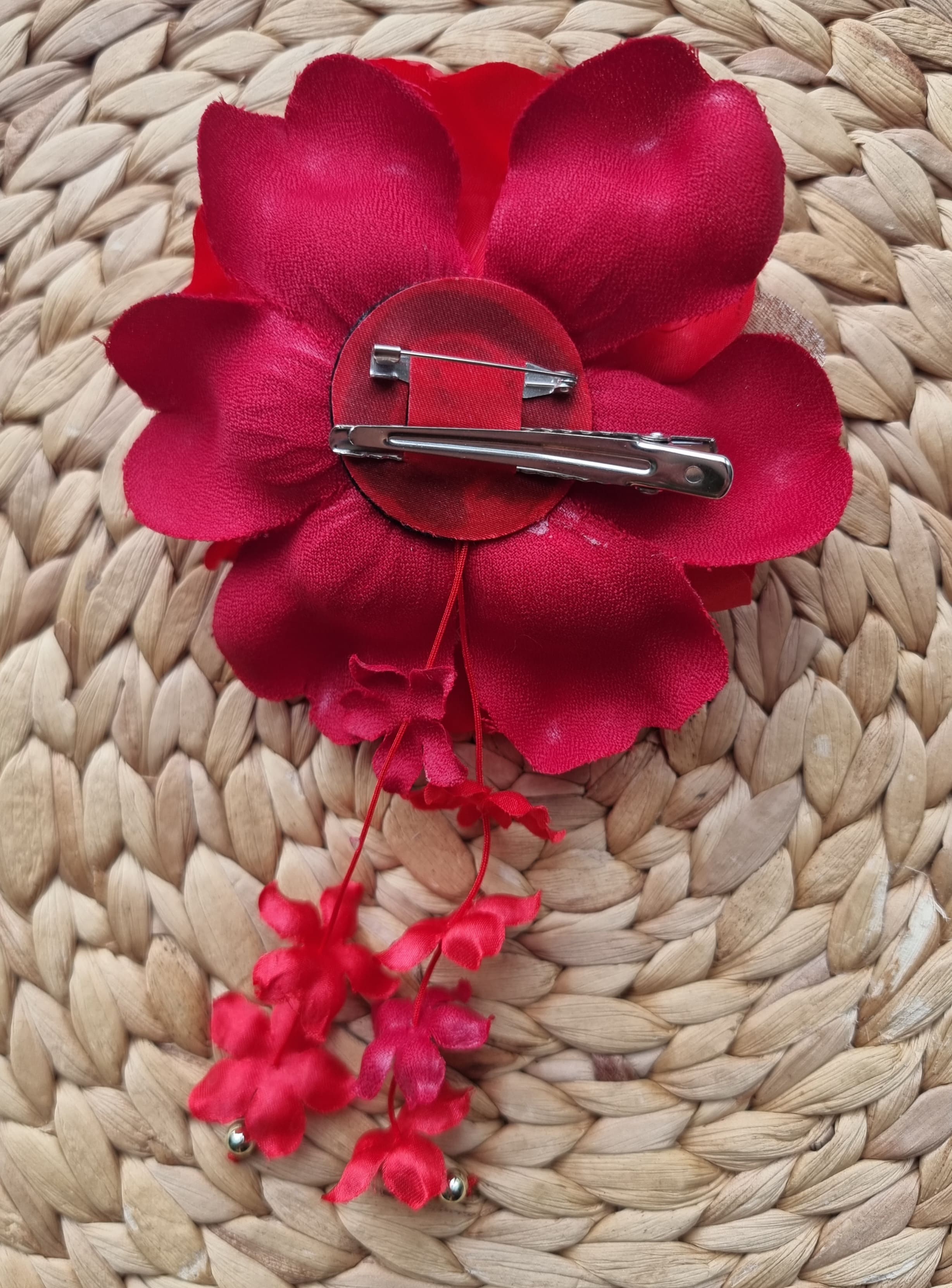 Rückseite japanischer Haarschmuck große rote Blume mit Perlen
