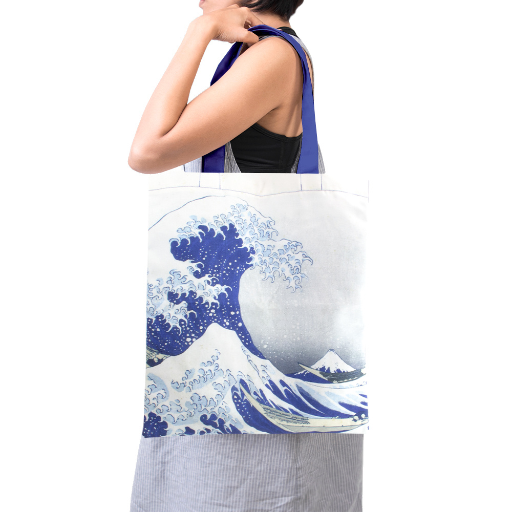 Frau trägt Hokusai Baumwolltasche