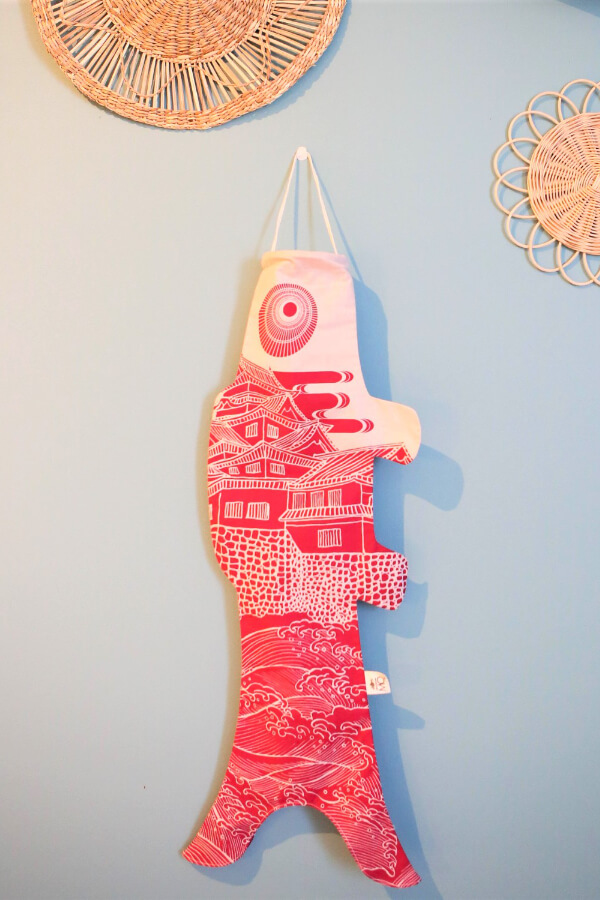 Koinobori Größe S Ôshiro in Rosa hängt an einer Wand