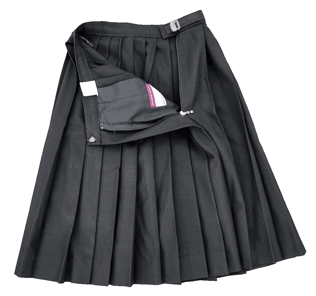 geöffneter Faltenrock einer schwarzen japanischen Matrosen Schuluniform für Mädchen