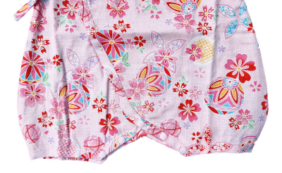 Babystrampler rosa mit Kirschblüten und Bällen Detail