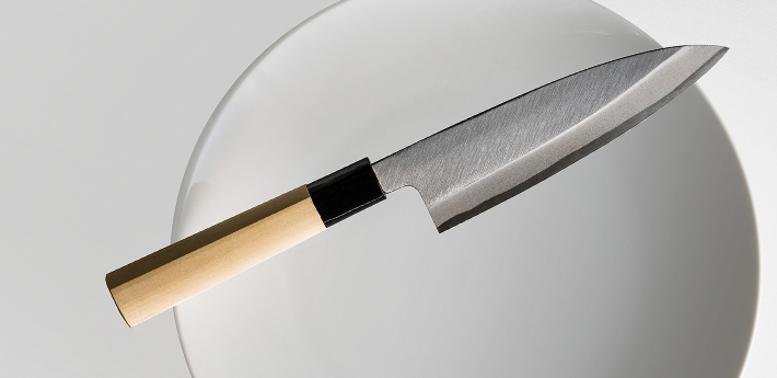 Messer auf weißem Teller