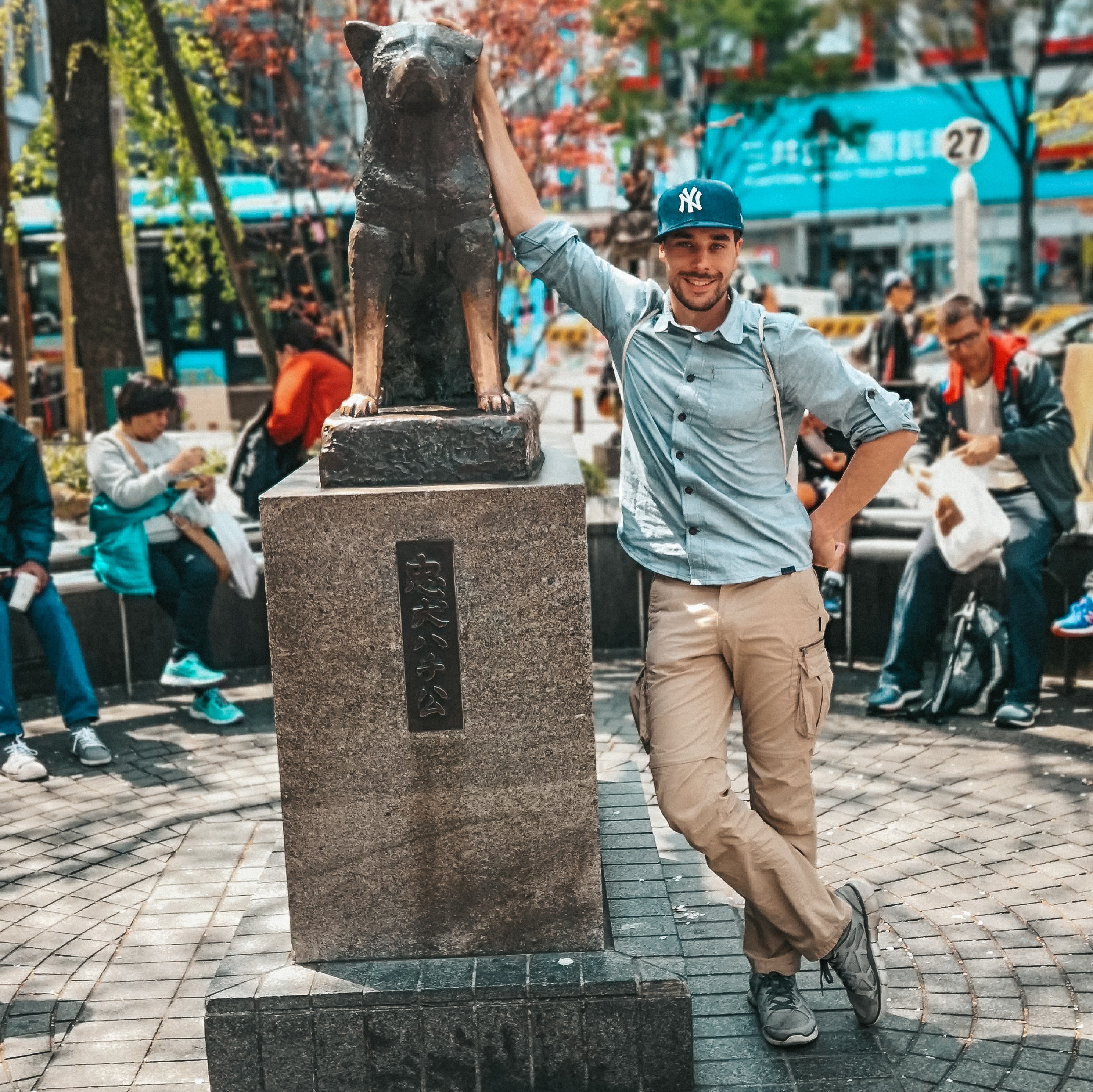 Mann neben der Hachiko Statue