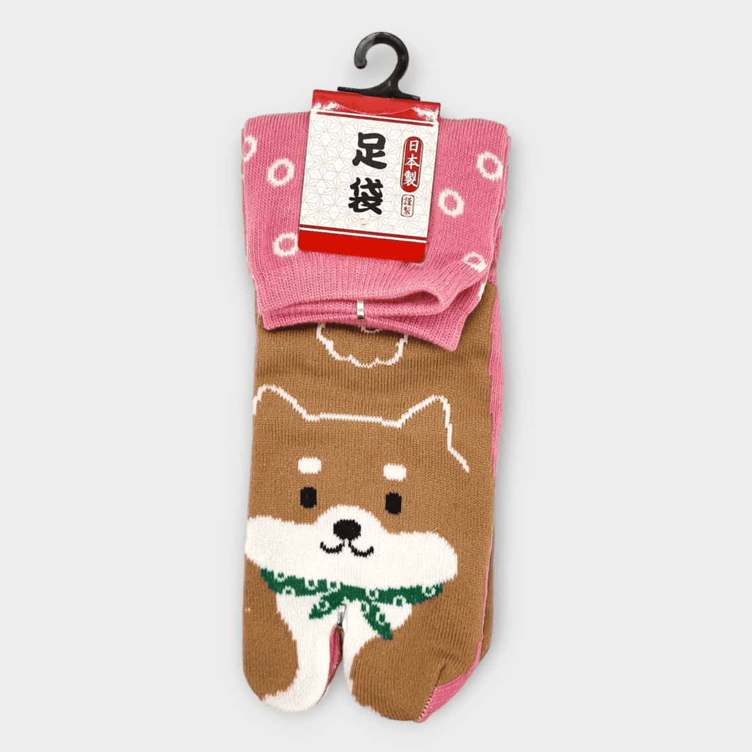 Linke braune Tabi Socke mit Shiba Inu in rosa