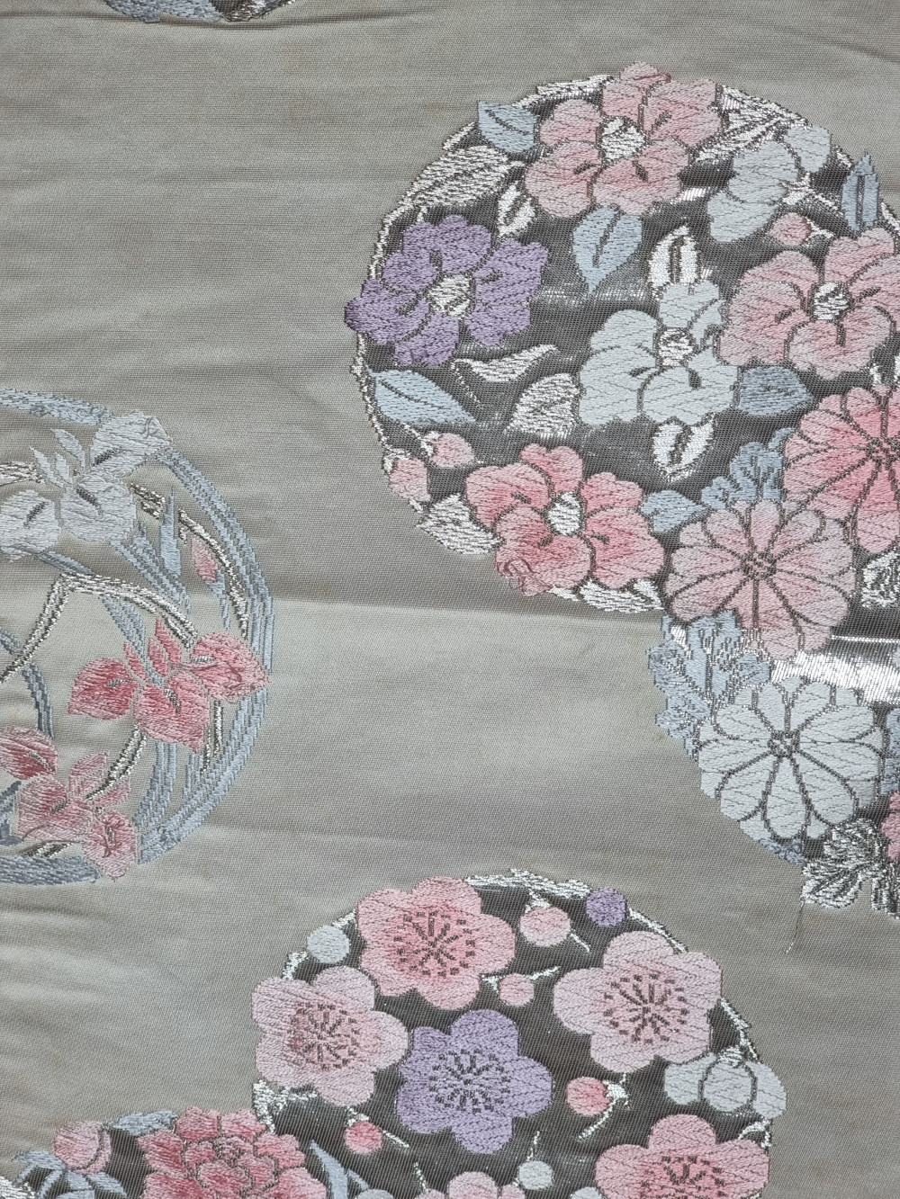 Fukuro Obi weiß-silber mit Blüten im Detail