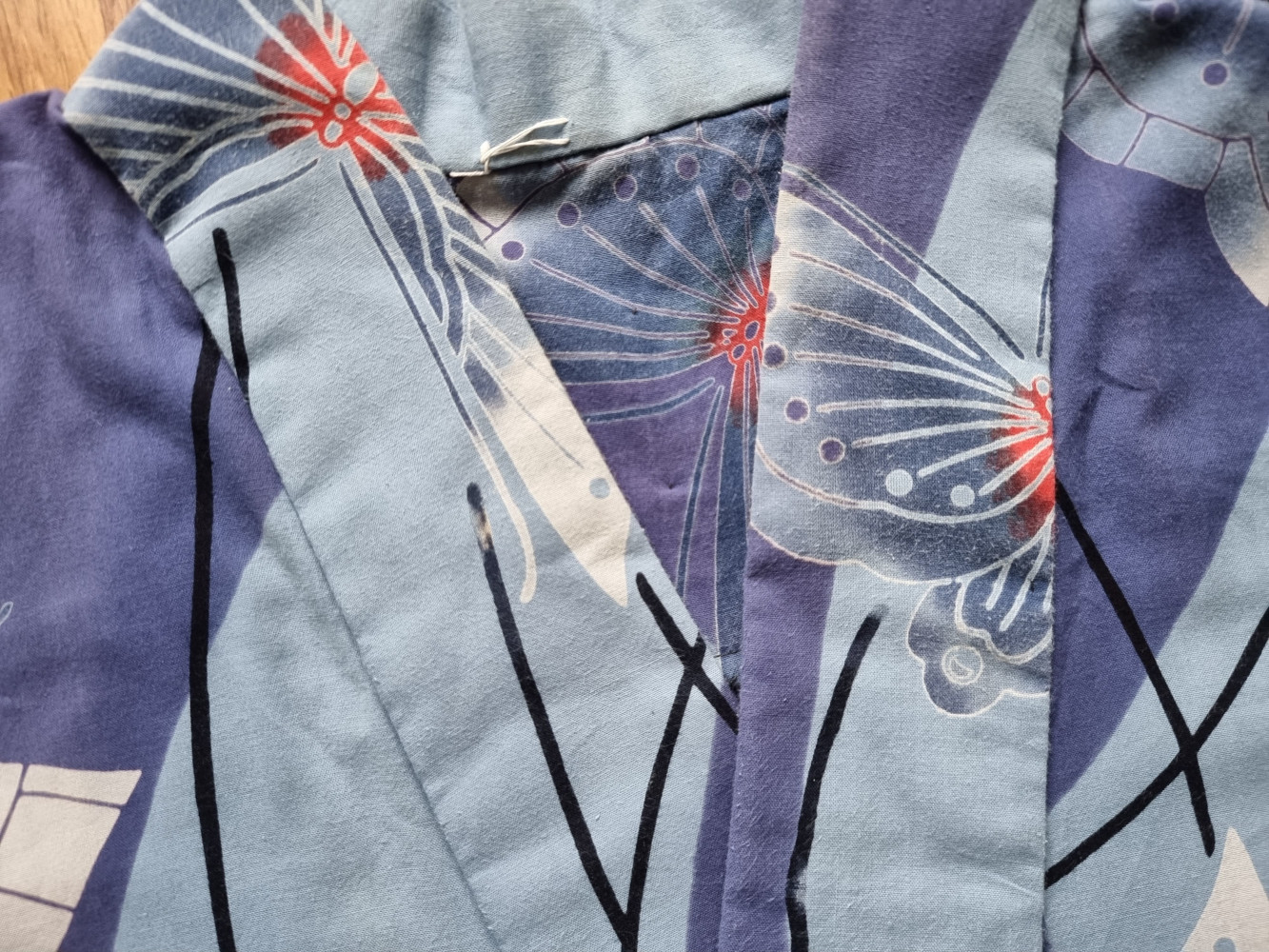 Gebrauchsspuren Kragen Yukata Damen blau mit blauen Schmetterlingen