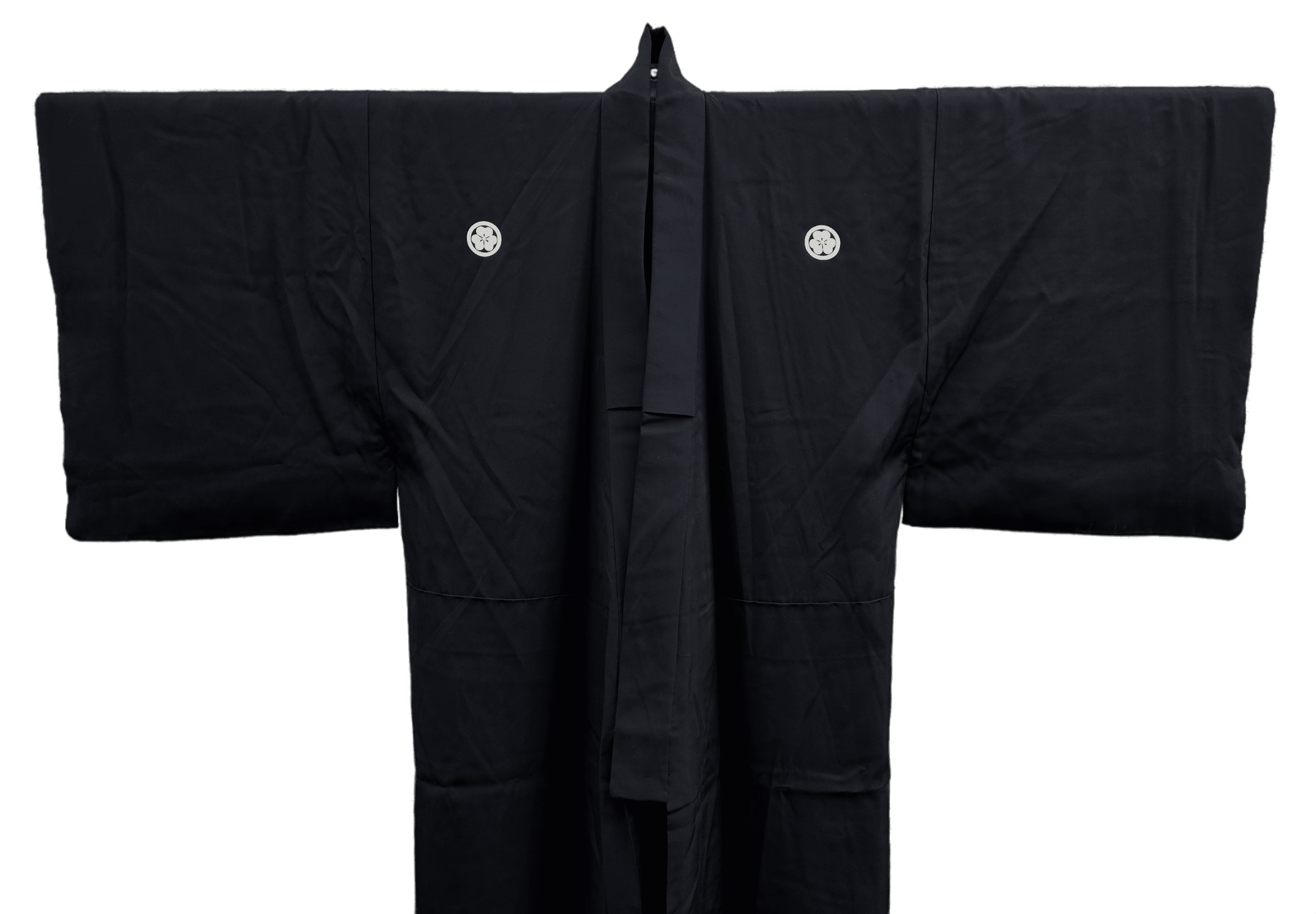 obere Hälfte schwarzer Reiso Kimono für Männer mit 5 Familienwappen