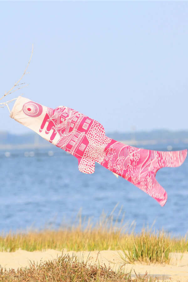 Koinobori Größe S Ôshiro in Rosa weht am Meer