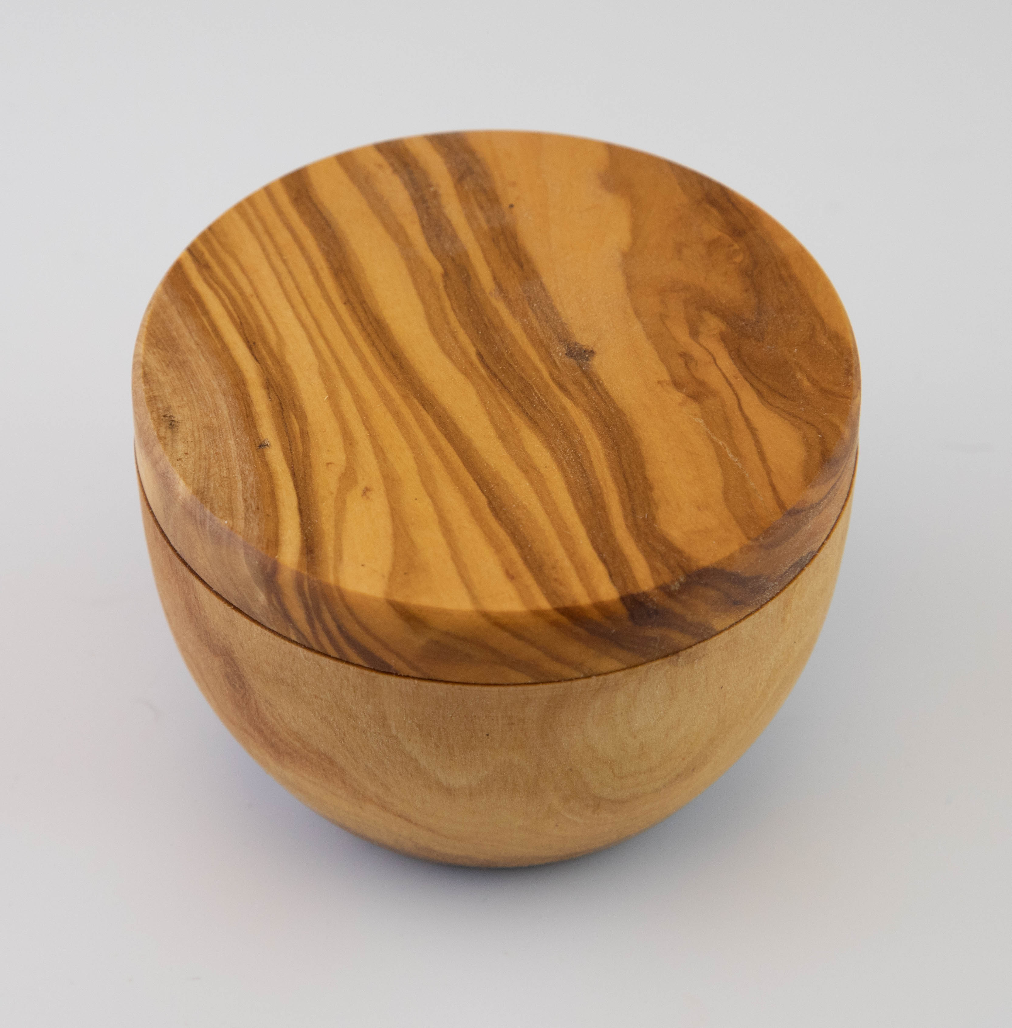 Sugar bowl made of olive wood with straight magnetic lid.