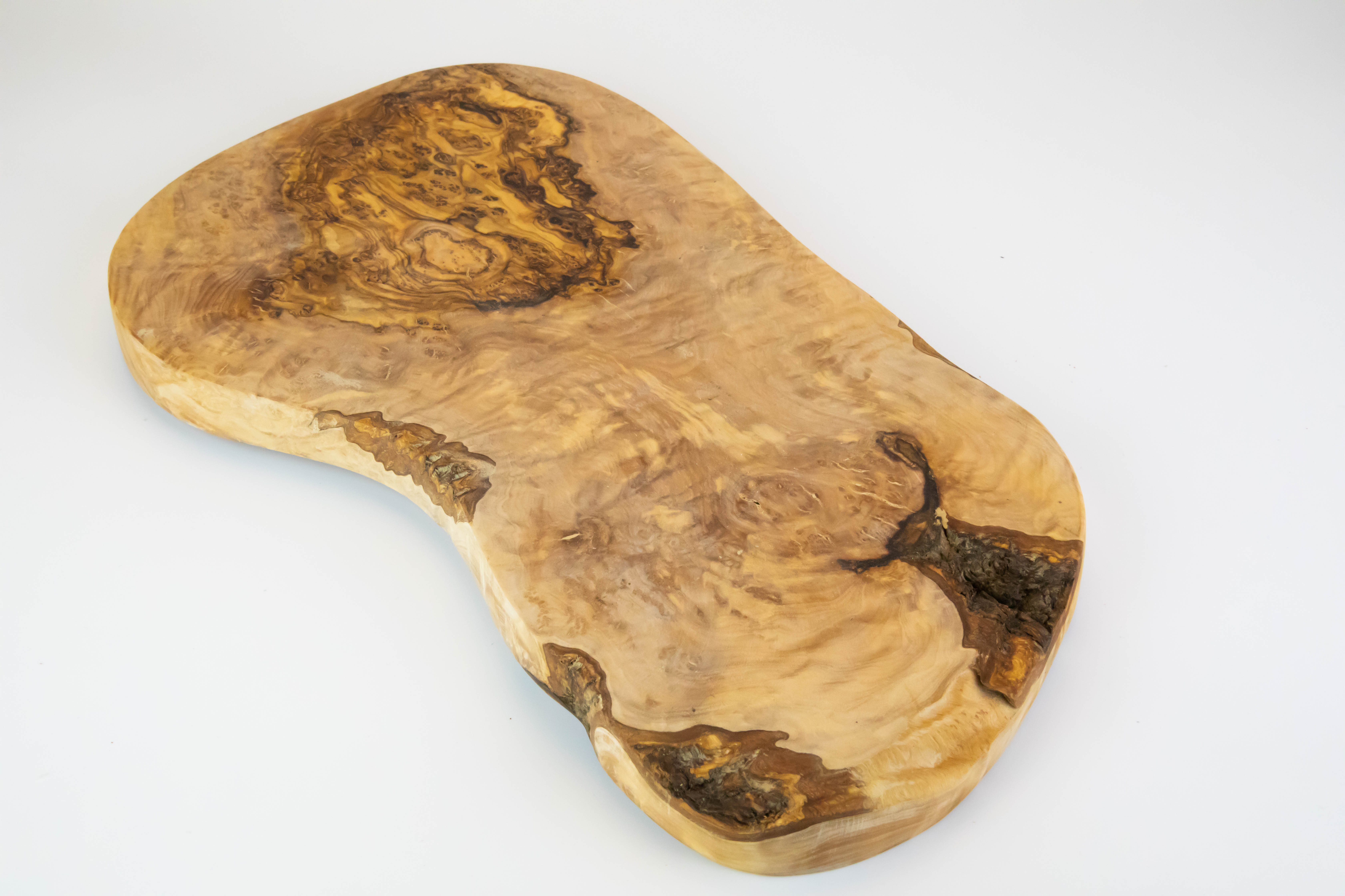Large and rustic cutting board made of olive wood with a length of 55-60 cm.