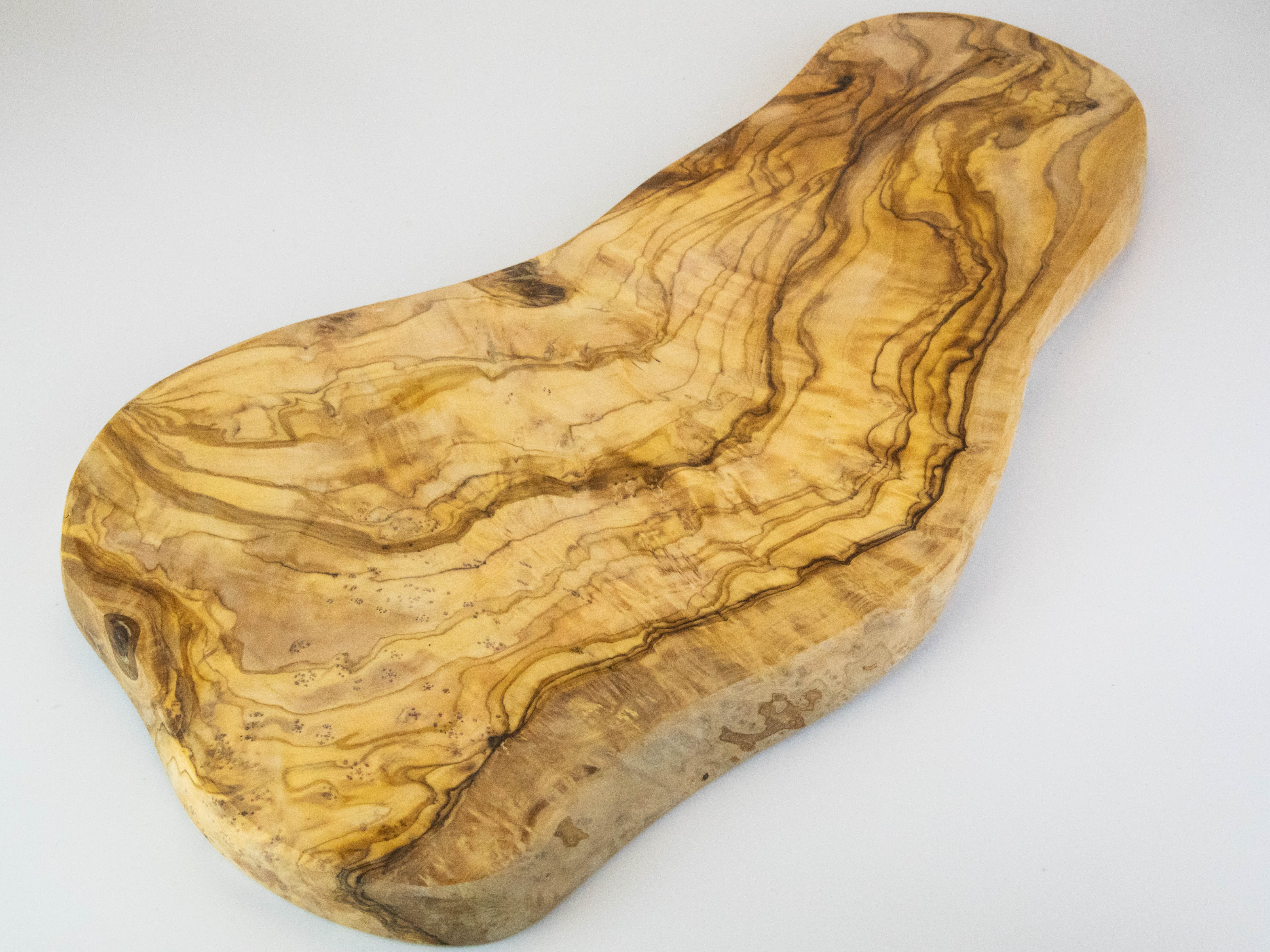 Tabla de cortar grande y rústica de madera de olivo con una longitud de 55-60 cm.