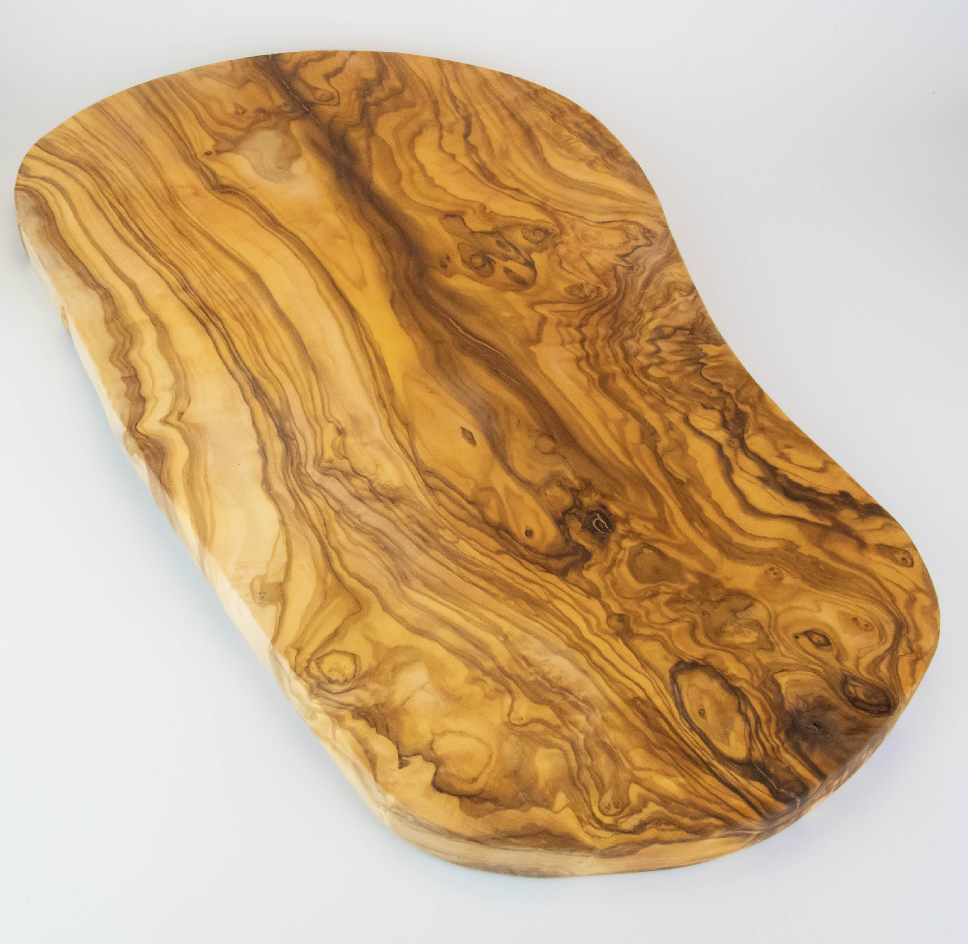 Grande e rustico tagliere in legno d'olivo della lunghezza di 55-60 cm.