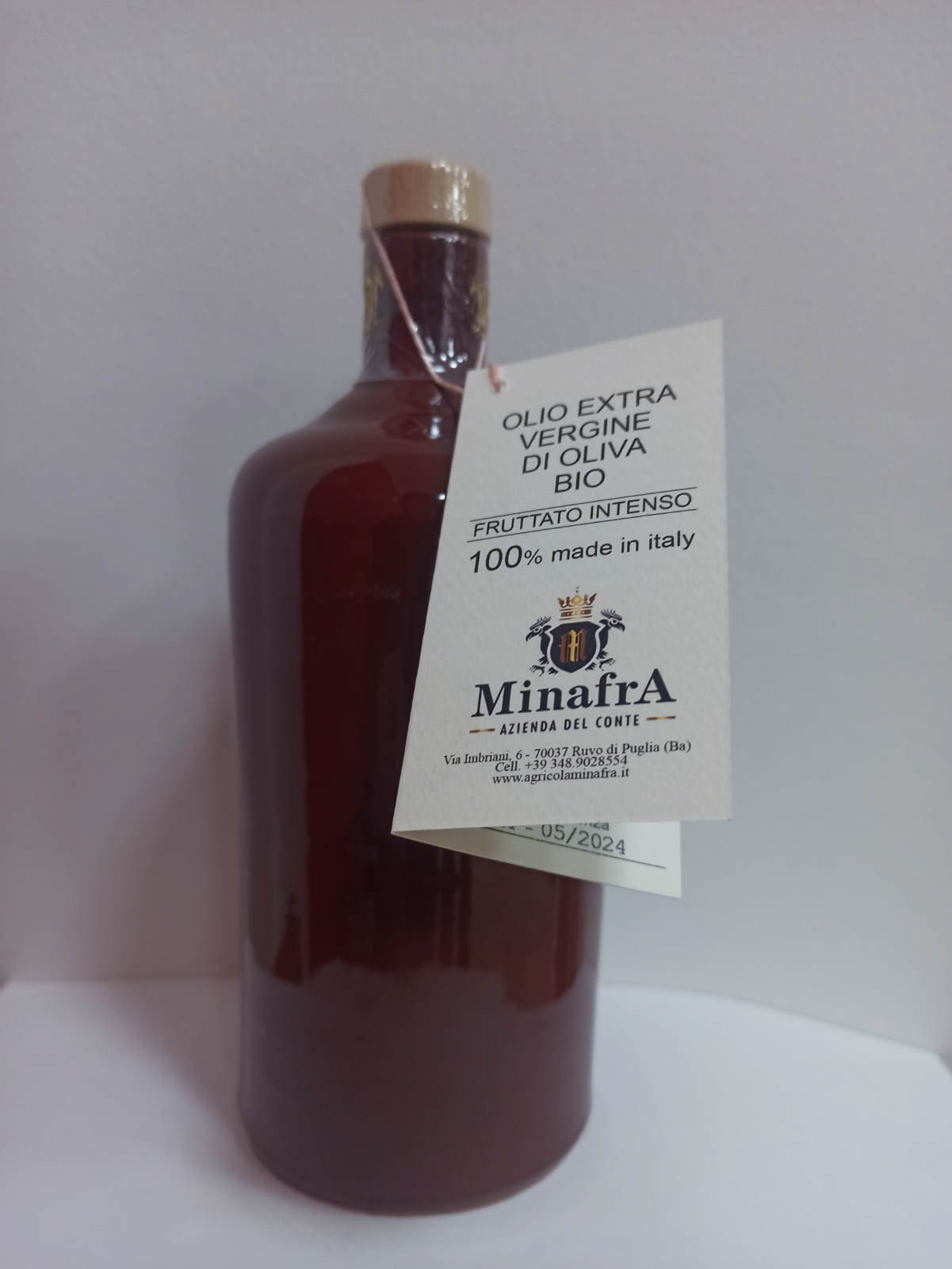 Aceite de oliva virgen extra Minafra en botella de cerámica marrón de 500ml.