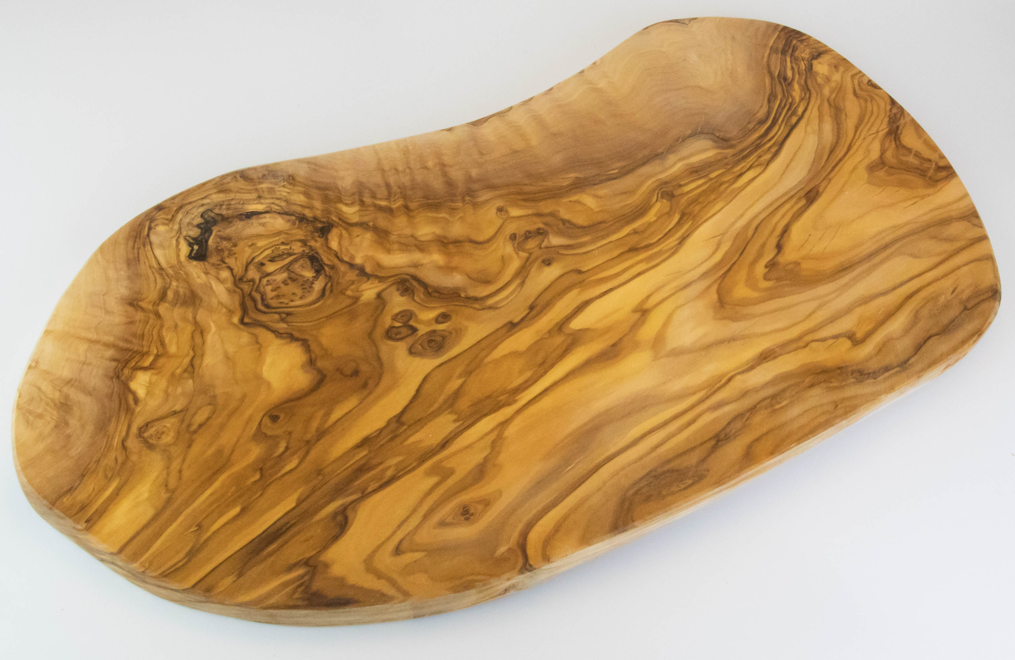 Large and rustic cutting board made of olive wood with a length of 55-60 cm.