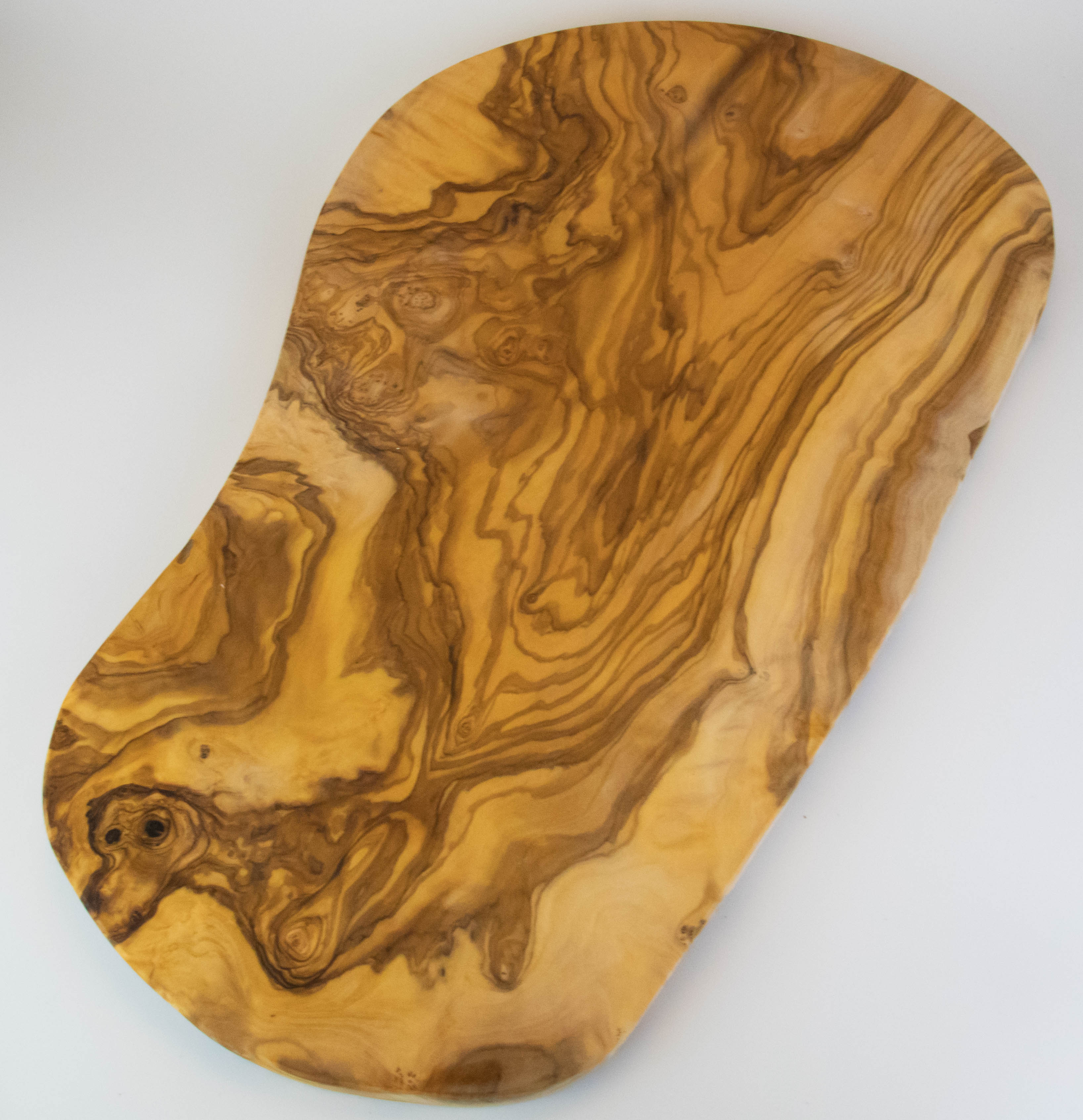 Grande planche à découper rustique en bois d'olivier d'une longueur de 55-60 cm.