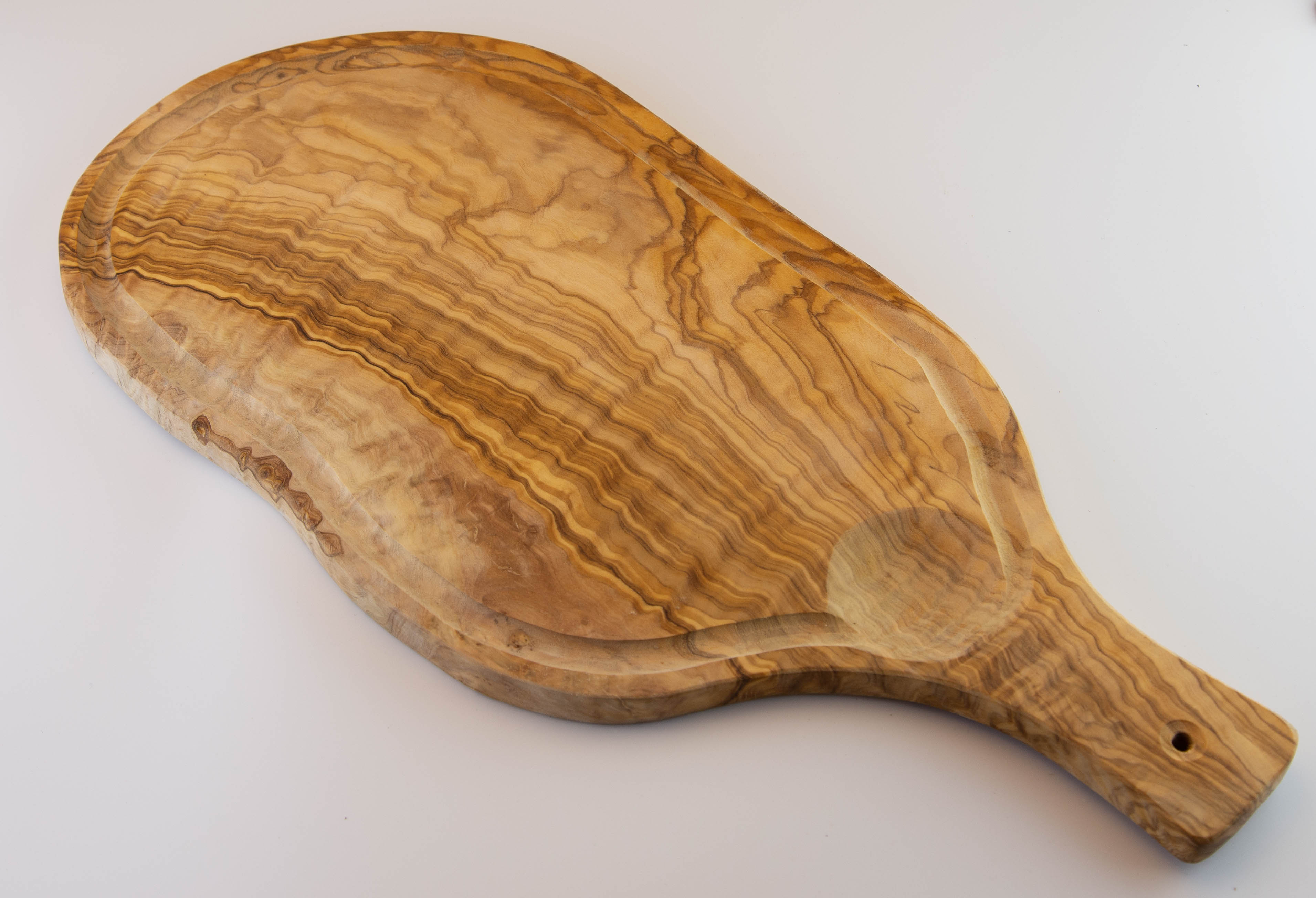 Rustic serving board with handle and juice groove 35-40 cm.