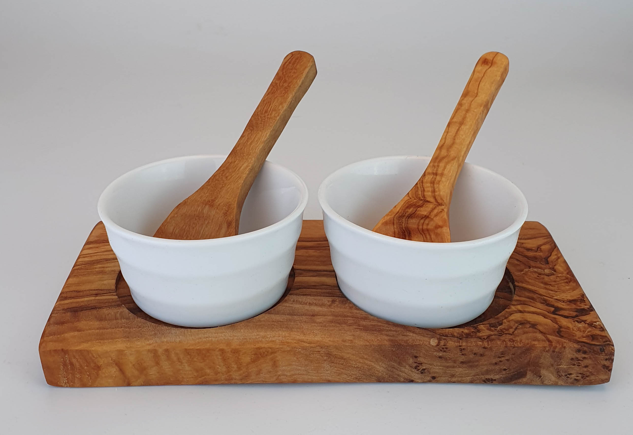 2-piece dip set 2022 with olive wood and small porcelain bowls.