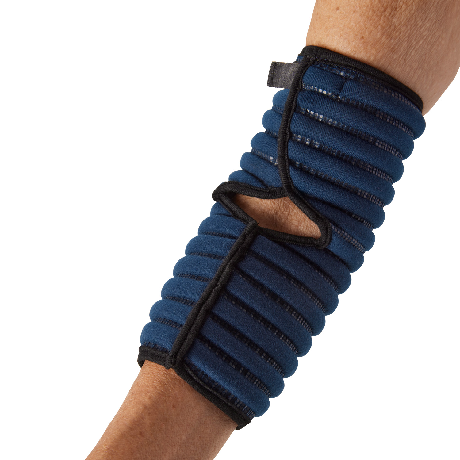 Ein blauer Armschutz ist sichtbar, der aus stabilen, gepolsterten Rippenelementen besteht. Der Schutz hat eine Aussparung und wird an einem Arm getragen. Der Hintergrund ist neutral.