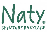 Naty ist eine Marke für Babypflegeprodukte. Der Schriftzug ist in handgeschriebener, grüner Schrift gestaltet. Darunter steht -BY NATURE BABYCARE- in einfachen Buchstaben. Der Hintergrund ist schlicht weiß.