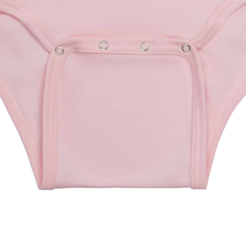 Ein rosa Body mit Druckknöpfen an der Vorderansicht. Die weiche, elastische Materialstruktur deutet auf eine bequeme Passform hin. Der Hintergrund ist neutral und unauffällig.