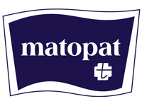 Ein Logo mit dem Schriftzug -matopat- in weißer Schrift auf einem dunkelblauen Hintergrund. Unter dem Text befindet sich ein Kreuzsymbol. Der Hintergrund ist insgesamt leicht gewellt gestaltet.
