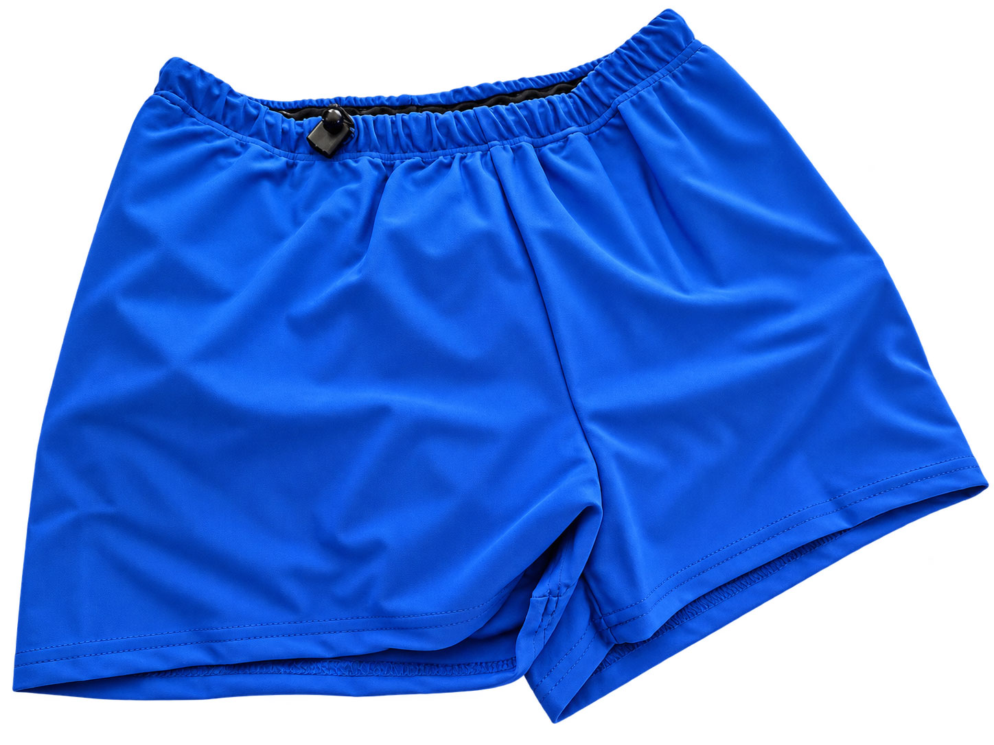 Blaue Schwimmshorts liegen flach auf einem neutralen Hintergrund. Sie haben einen elastischen Bund mit einem einfachem Verschluss und sind aus leichtem, glattem Material gefertigt.