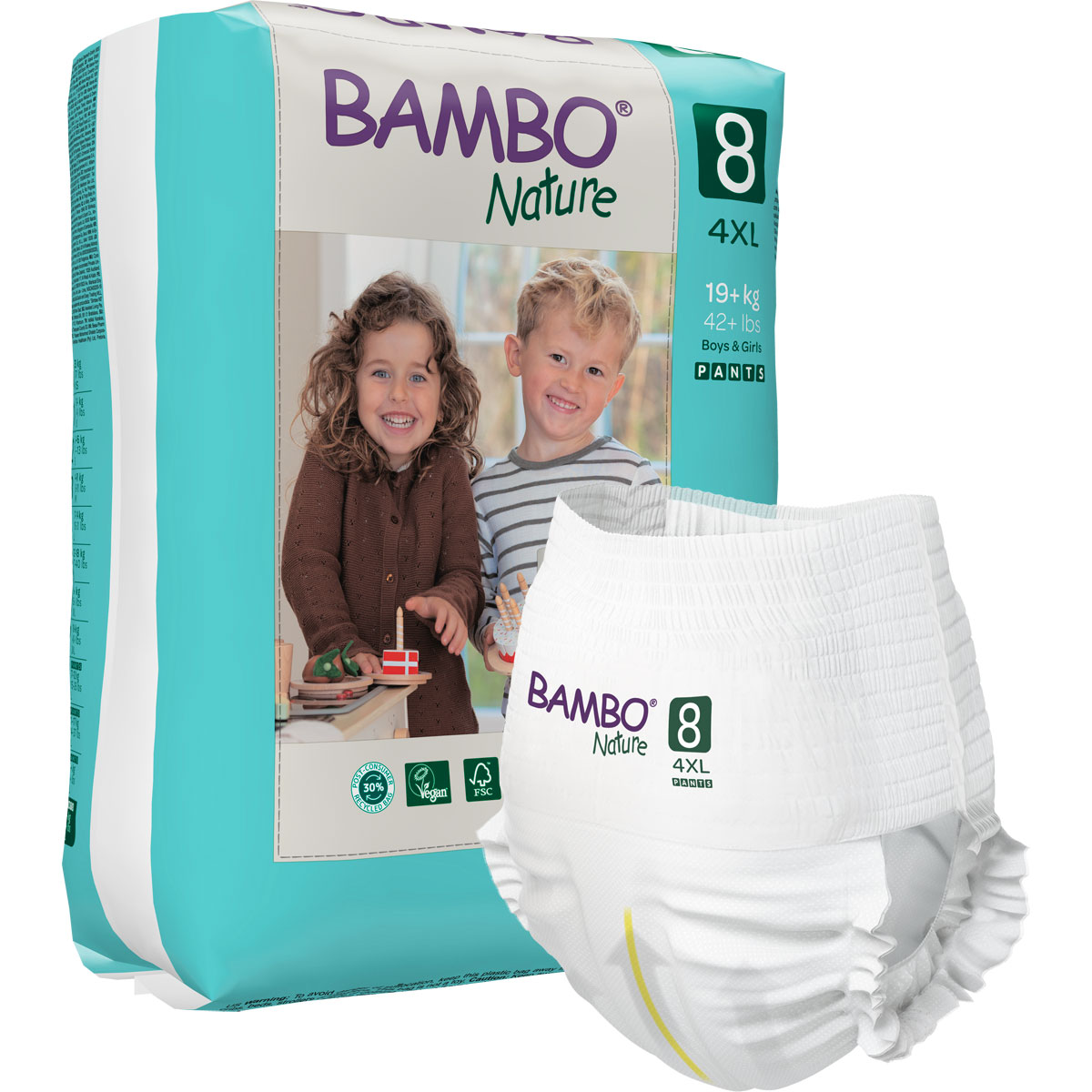Eine Verpackung von Bambo Nature Windeln in Größe 4XL wird gezeigt. Im Hintergrund lächeln zwei Kinder, die mit Spielzeug spielen. Die Windel ist weiß und zeigt das Logo sowie die Größe.