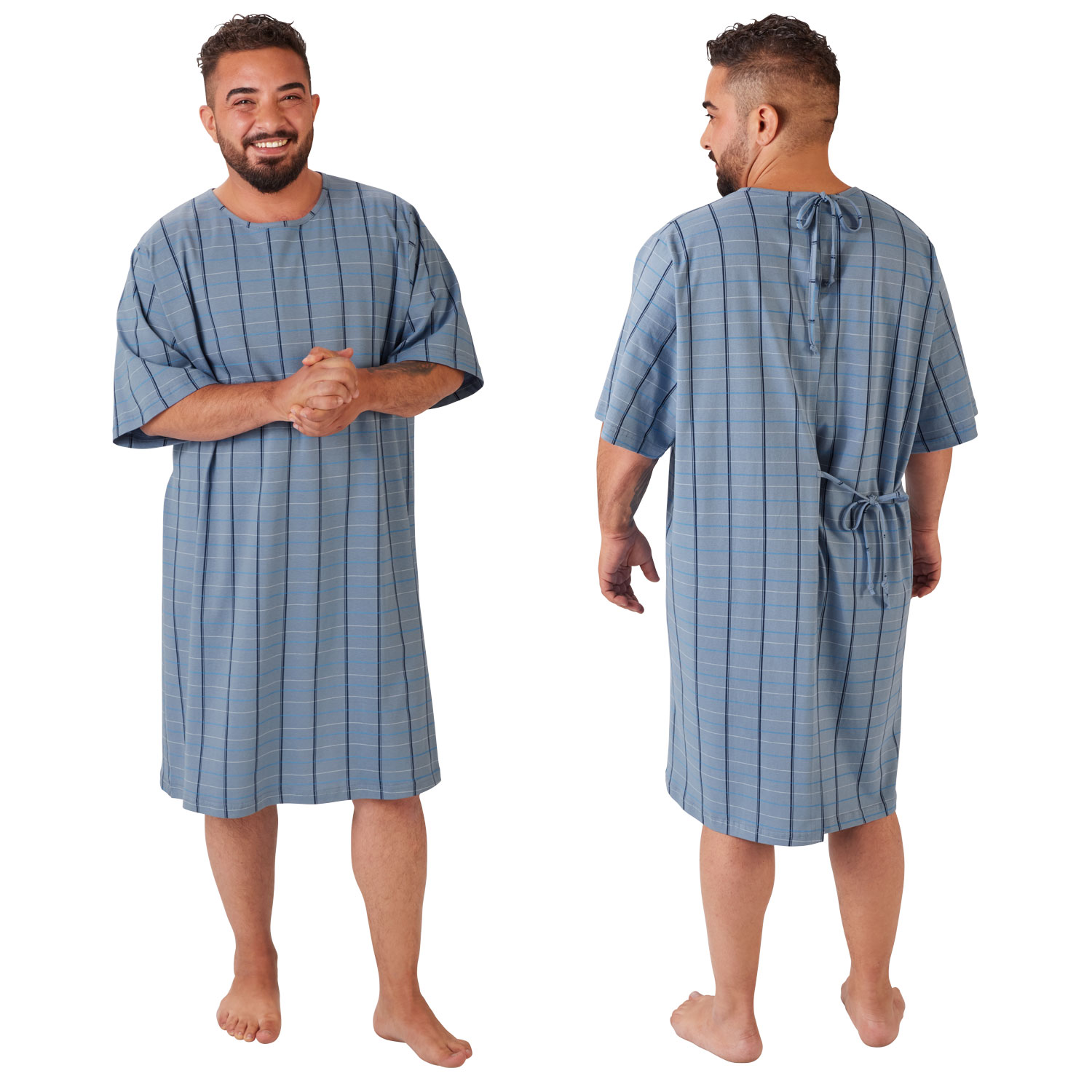 Ein Mann trägt ein blau gestreiftes Nachthemd mit kurzen Ärmeln. Er steht mit einem Lächeln, zeigt die Vorder- und Rückansicht des Hemdes, das bis zu den Knien reicht.
