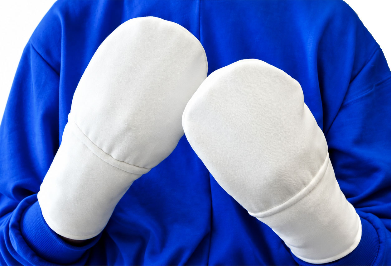 Weiße Boxhandschuhe sind in der Vorderansicht zu sehen, gehalten von einer Person in einem blauen Sweatshirt. Der Hintergrund ist hell und neutral, was die Handschuhe hervorhebt.