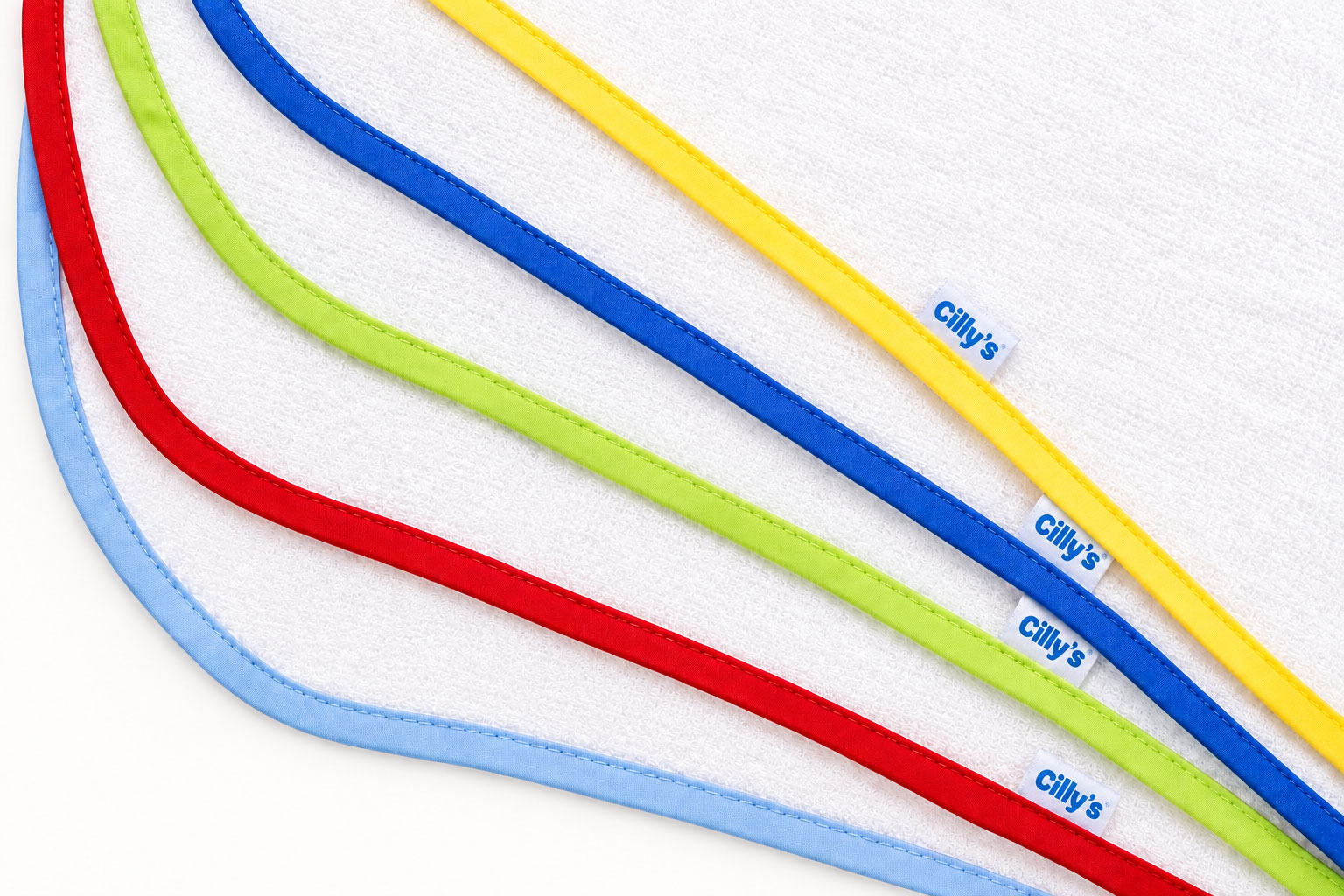 Bunte, gestreifte Ränder in Blau, Grün, Gelb, Rot und Blau auf einem weißen, strukturierte Untergrund. Die Ränder haben eine deutliche Markierung mit dem Schriftzug -Cilly-s-.
