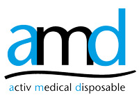 Ein Logo mit den Buchstaben -amd-, wobei -a- und -d- in Schwarz und -m- in Blau dargestellt sind. Darunter steht in kleinerer Schrift: -activ medical disposable-. Es ist auf einem weißen Hintergrund.