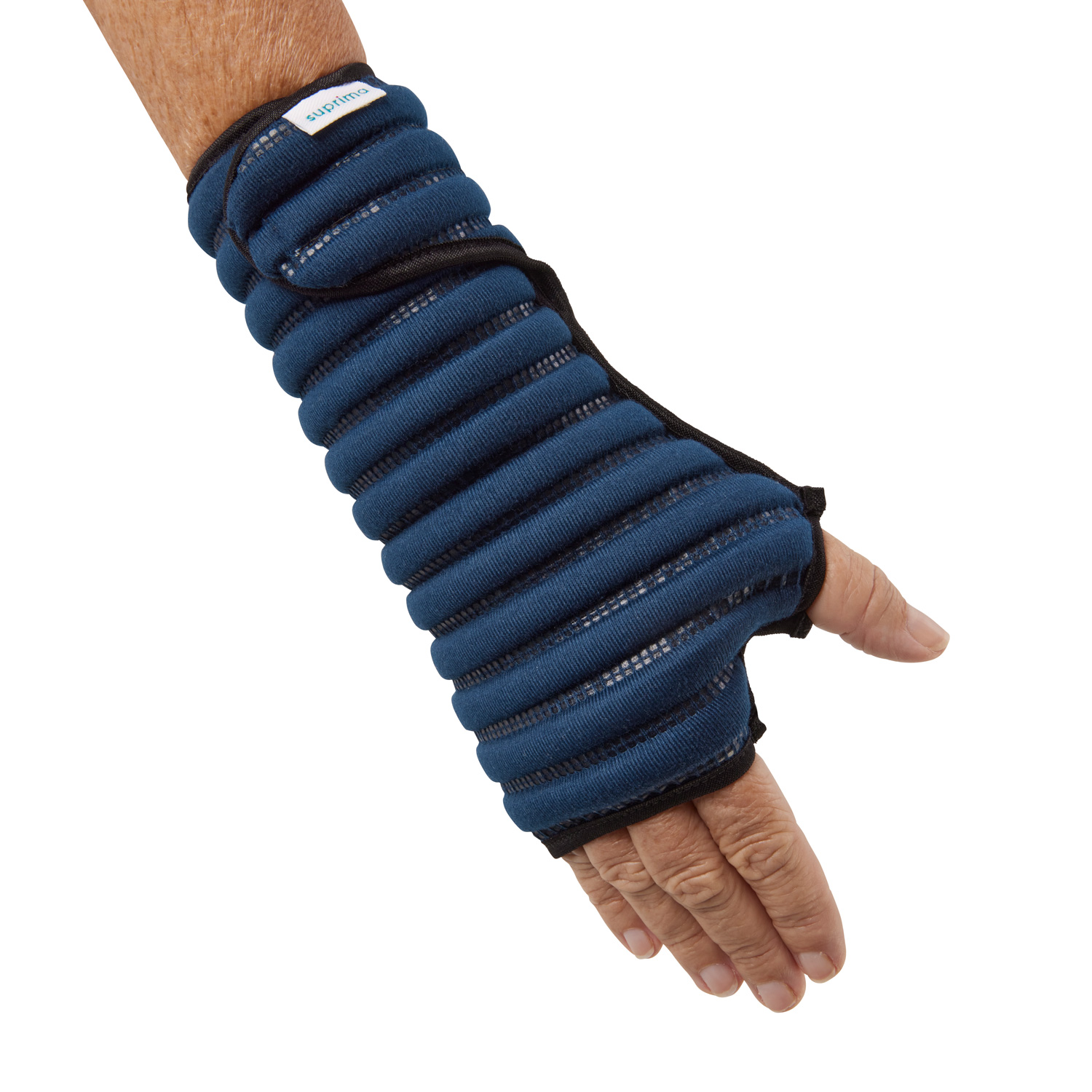 Eine handgefertigte Handgelenkbandage in dunklem Blau, mit gepolsterten Rillen. Sie ist am Handgelenk befestigt und bietet Unterstützung, während die Hand offen bleibt. Der Hintergrund ist weiß.