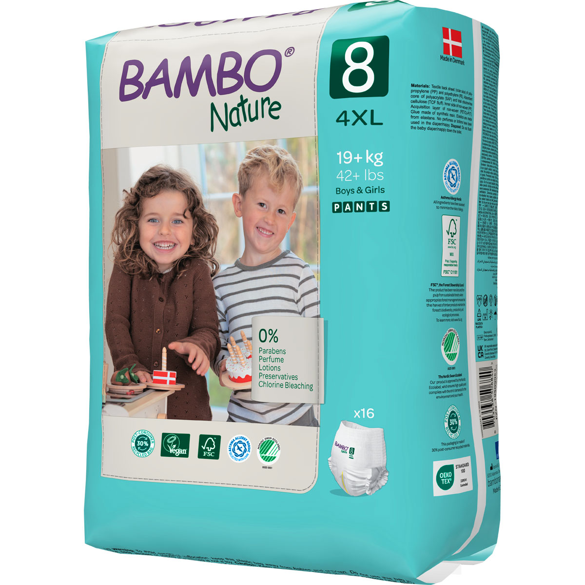 Packung mit Bambo Nature Windeln in Größe 8, 4XL für Jungen und Mädchen (19+ kg). Kinder lächeln erfreut. Hinweise zu Inhaltsstoffen: 0% Parabene, Parfüm, Lotionen, Konservierungsmittel, Chlorbleiche. 16 Stück enthalten.