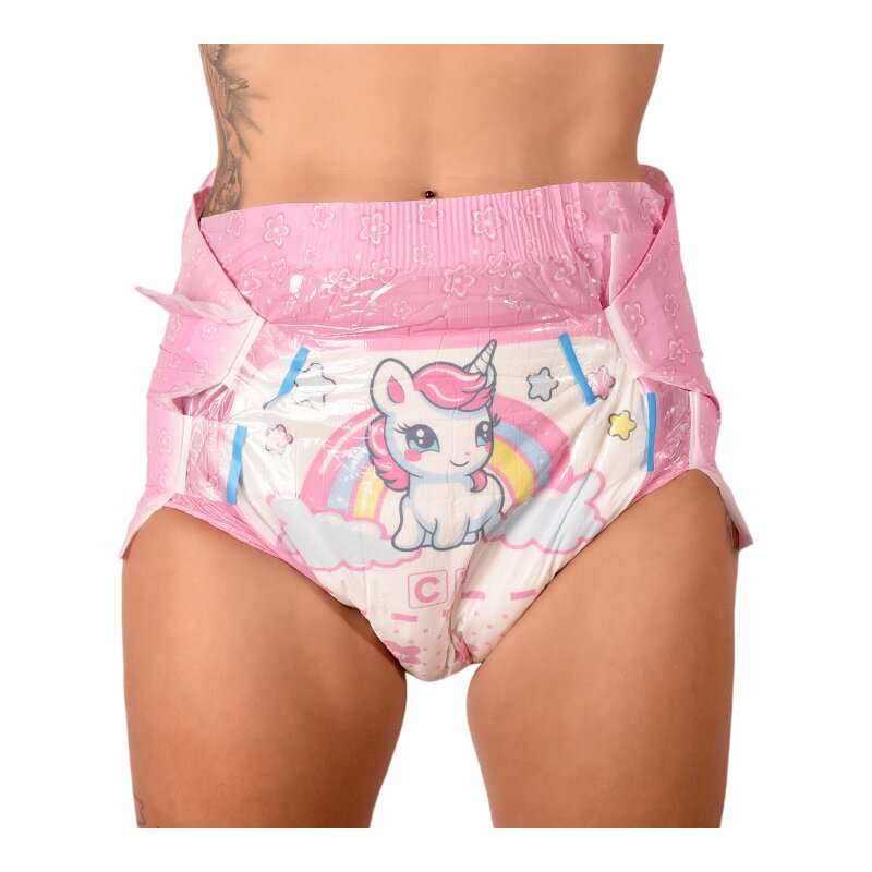 Eine Person trägt eine farbenfrohe Windel mit einem Einhorn-Motiv, die zart rosa ist und über einen bunten Regenbogen und Wolken gedruckt ist. Die Windel hat seitliche Klettverschlüsse.