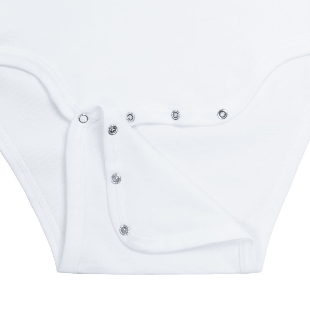 Weiße Babywäsche mit Druckknöpfen an der Unterseite, die einen einfachen Zugang ermöglichen. Die Wäsche hat eine glatte Oberfläche und ist in einem neutralen, schlichten Design gehalten.