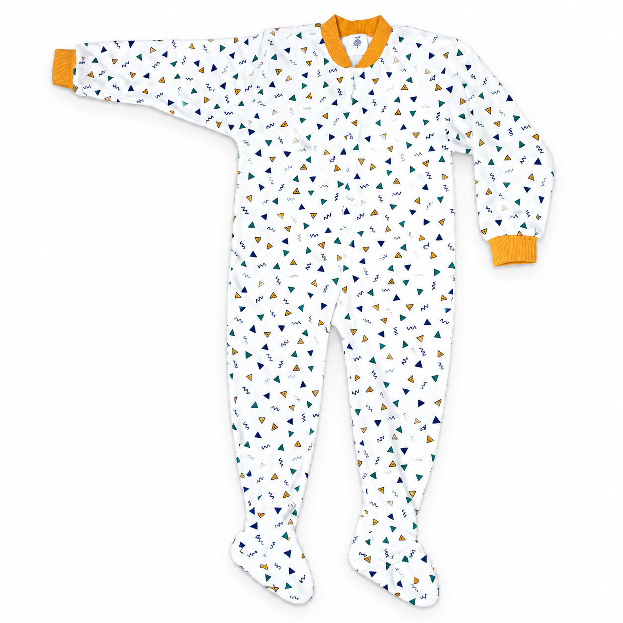 Ein weißer Einteiler für Kinder mit bunten geometrischen Mustern, darunter Dreiecke und Wellen. Er hat orangefarbene Bündchen an Hals und Handgelenken sowie Füßen.