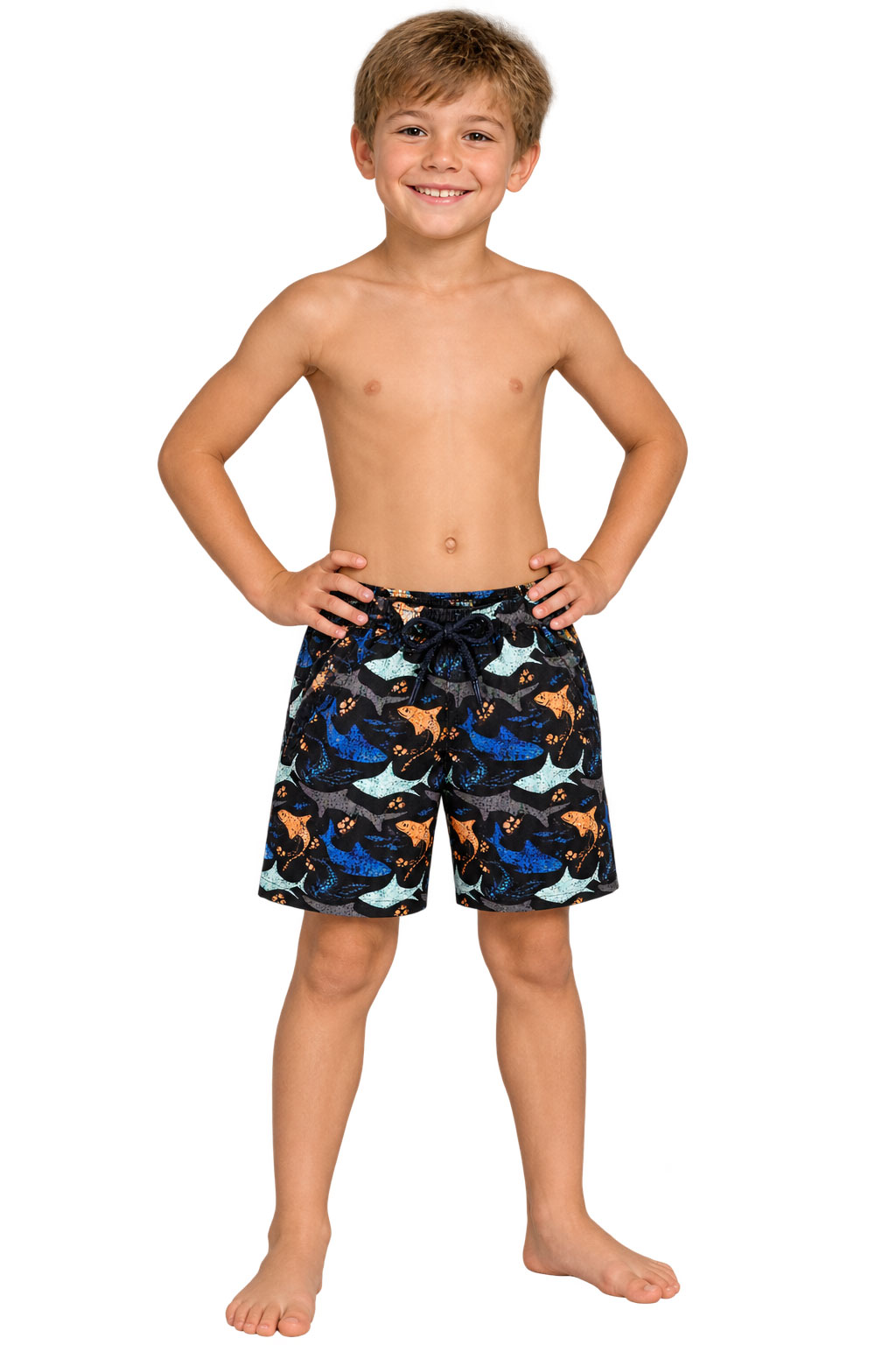 Ein Junge mit nacktem Oberkörper trägt Bade shorts mit buntem Tiermuster. Er steht mit verschränkten Händen und lächelt freundlich vor einem weißen Hintergrund.