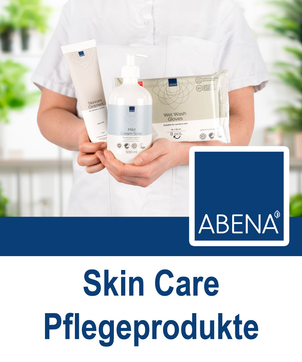 Eine Person in einem weißen Kittel hält drei Pflegeprodukte: eine Tube Hautsalbe, einen Pumpflasche mit milder Cremeseife und eine Packung nasser Waschhandschuhe. Der Hintergrund zeigt Pflanzen. Der Text lautet: -Skin Care Pflegeprodukte-.
