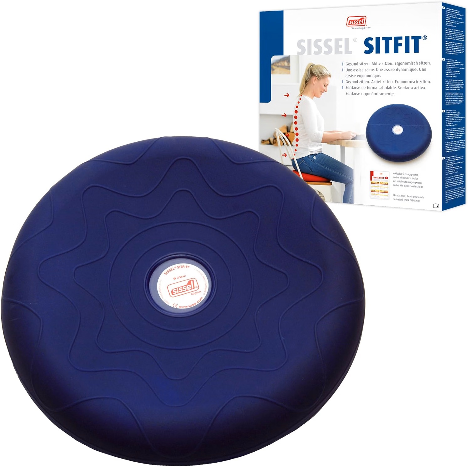 Runder, blauer Sitzball mit ergonomischer Oberfläche, platziert vor einer Verpackung. Die Verpackung zeigt eine Frau, die am Arbeitsplatz sitzt. Auf der Verpackung steht -SISSEL SITFIT-.