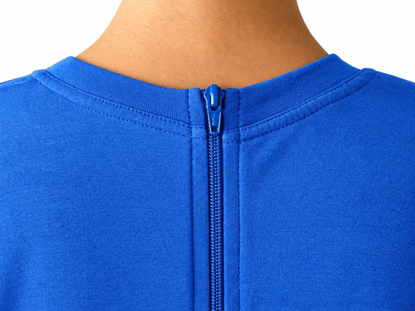 Ein blauer Oberteilkragen mit einem Reißverschluss auf der Rückseite ist deutlich zu sehen. Die Naht und der Stoff sind glatt, mit einem neutralen Hintergrund.