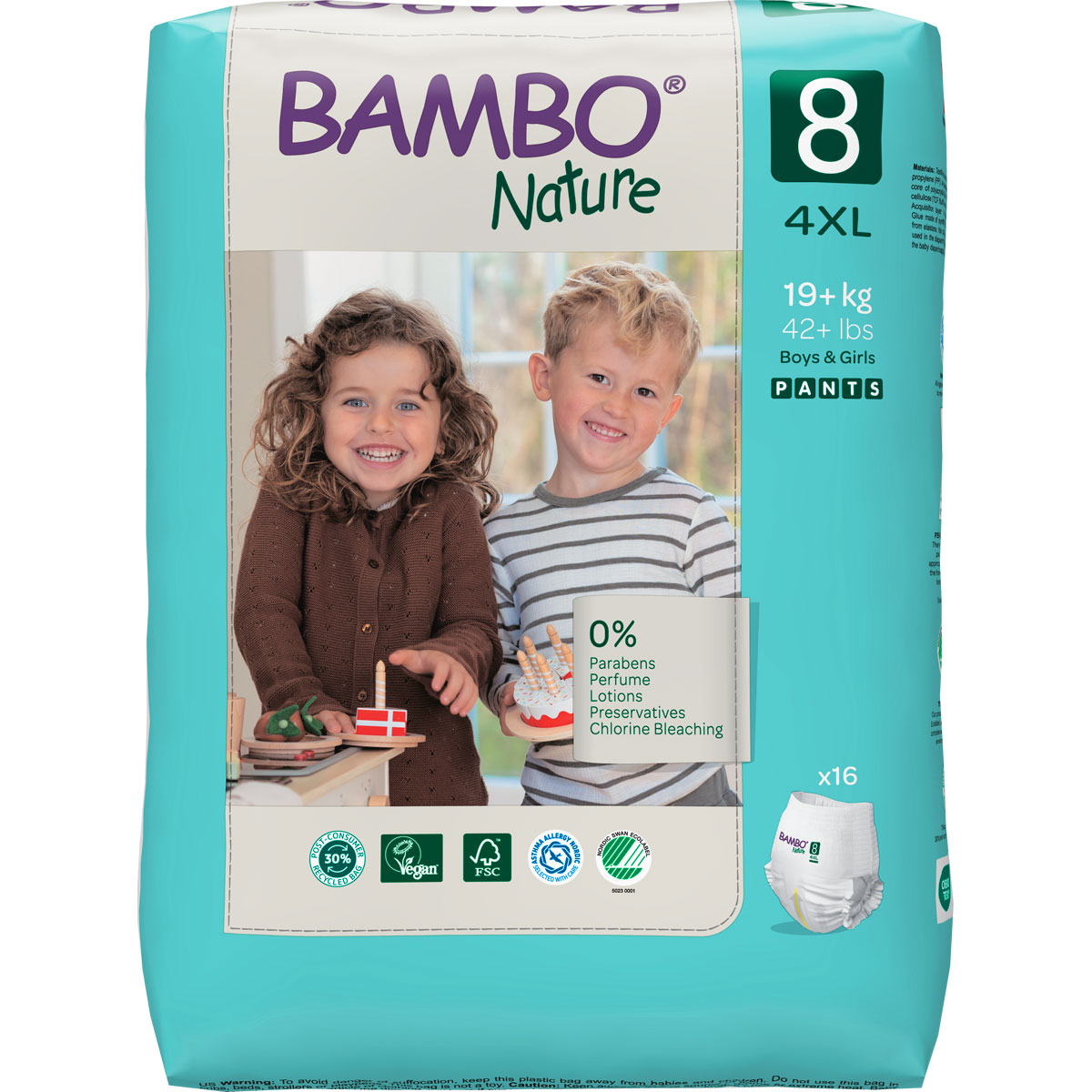 Bambo Nature Windeln in der Größe 4-XL sind in einer Verpackung von 16 Stück abgebildet. Zwei Kinder lächeln, gehalten von einem Spielzeug. Der Hintergrund zeigt einen hellen Raum mit einem Fenster. Auf der Verpackung steht -0% Parabene, Parfüm, Lotionen,