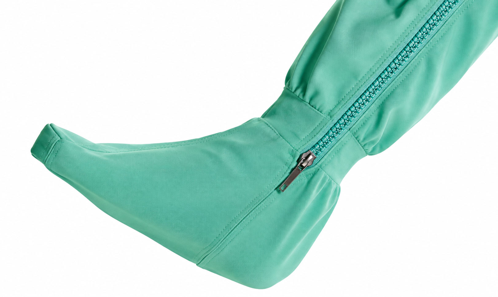 Eine grüne, wasserabweisende Bootie mit Reißverschluss an der Seite ist abgebildet. Die Form erinnert an eine Schuhspitze und hat einen schlichten, eleganten Look. Der Hintergrund ist neutral.