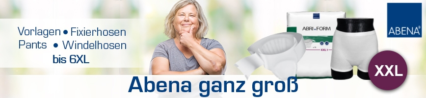 Eine lächelnde Frau mit kurzen grauen Haaren denkt nach, umgeben von einem verschwommenen Hintergrund. Neben ihr sind verschiedene Inkontinenzprodukte in Verpackungen abgebildet, einschließlich Hosen in Größe XXL. Text: -Abena ganz groß- und Produktinform