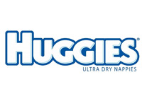 Huggies Logo zeigt den Markennamen -Huggies- in blauer Schrift, darüber steht -ULTRA DRY NAPPIES-. Der Hintergrund ist schlicht und verstärkt die Darstellung des Logos.
