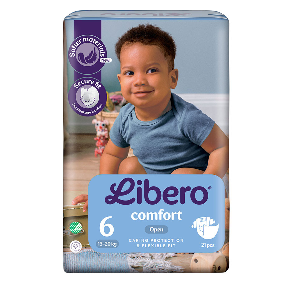 Packung mit Libero Windeln Größe 6 (13-20 kg) in ansprechendem Design. Ein lächelndes Kleinkind sitzt auf dem Boden, umgeben von Spielzeug, und trägt ein blaues T-Shirt. Hinweise auf Softer Materialien und sicheren Sitz sind sichtbar.