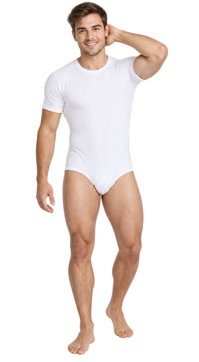 Ein männliches Model trägt einen weißen, enganliegenden Body mit kurzen Ärmeln und anschnallbarem Schrittbereich. Es steht barfuß und lächelt, in einem neutralen Hintergrund.