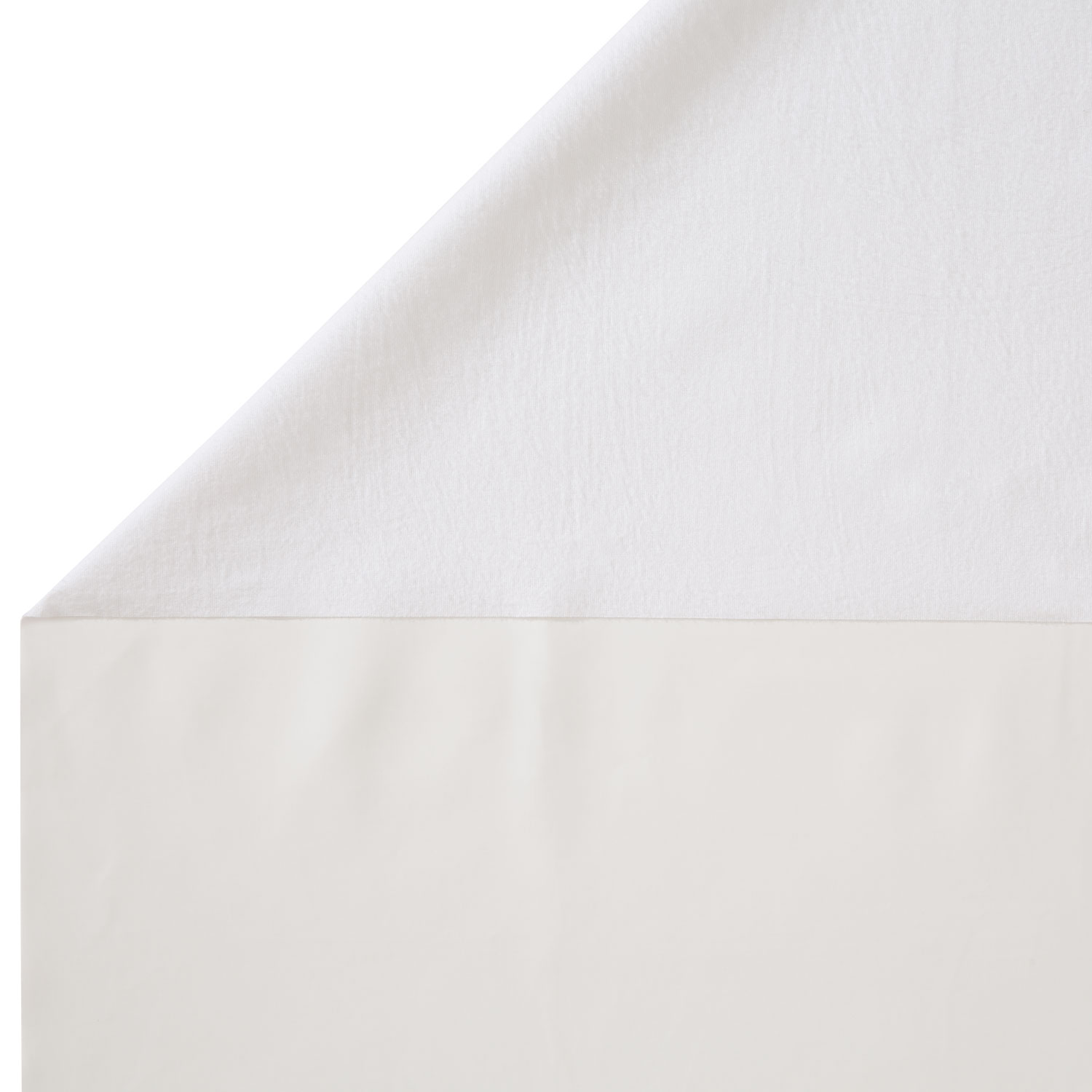 Eine halbe Schutzunterlage ist zu sehen, die die Struktur eines weißen, saugfähigen Materials oben und eine glatte, cremefarbene Kunststoffunterlage unten zeigt. Der Hintergrund ist weiß und neutral.